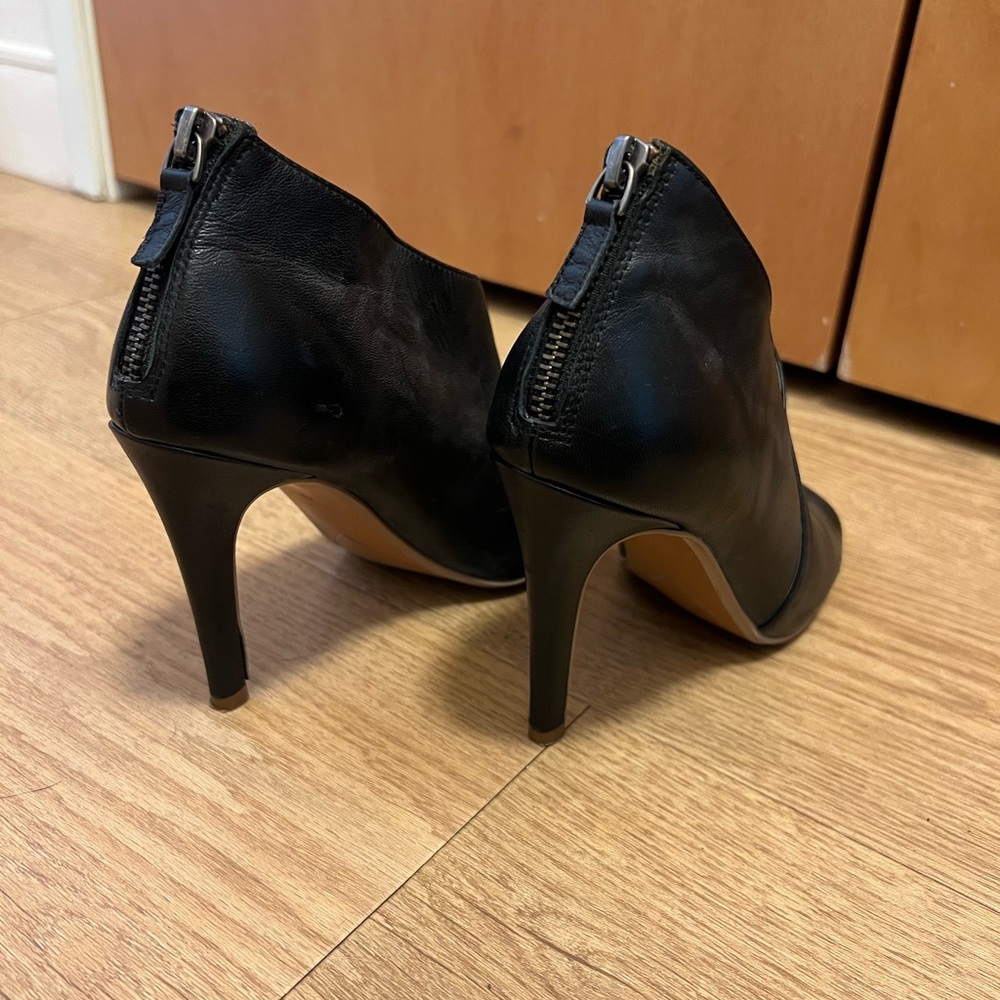 Halogen heels in black, size 7.